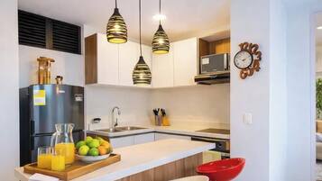 Mikrobølgeovn, ovn, kokeplater og kaffetrakter/tekoker