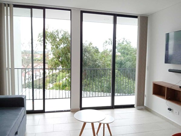 TV connectée, baby-foot, table de tennis de table, chaîne hi-fi