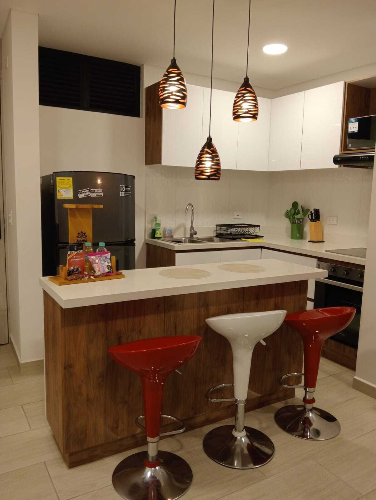 Mikrowelle, Ofen, Herdplatte, Wasserkocher mit Kaffee-/Teezubehör