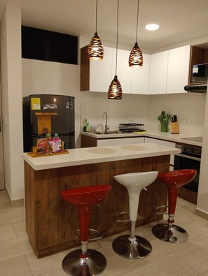 Mikrowelle, Ofen, Herdplatte, Wasserkocher mit Kaffee-/Teezubehör