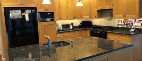 Microondas, horno, parrilla de estufa y lavavajillas