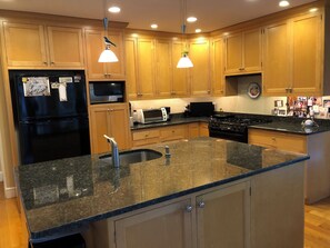 Microondas, horno, parrilla de estufa y lavavajillas