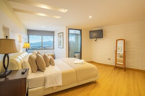 2 bedrooms, iron/ironing board, internet, bed sheets