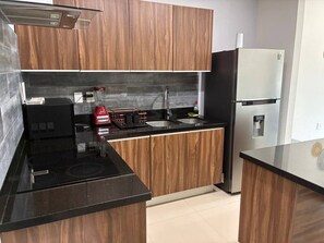 ثلاجة، ميكروويف، موقد طهي مسطح، مستلزمات طهي/أطباق/أوعية