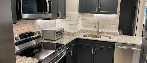 Micro-ondes, four, plaque de cuisson, lave-vaisselle