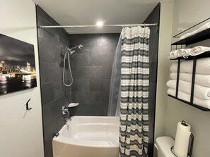 Dusche, umweltfreundliche Kosmetikartikel, Haartrockner, Handtücher
