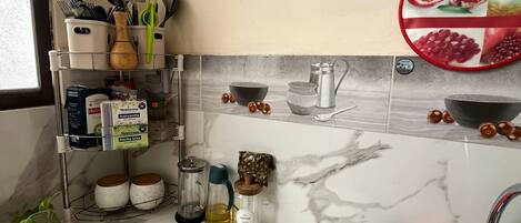 Ovn, kogeplade, køkkentøj/tallerkener/redskaber