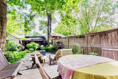 Charming Century Home - Easy stroll to restaurants, parks, schools, transit