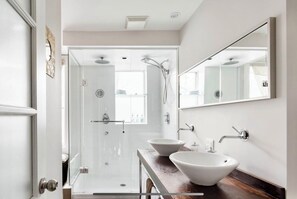 Sèche-cheveux, serviettes fournies, savon, papier toilette