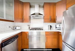 Microwave, oven, stovetop, dishwasher - Charming Century Home - Easy stroll to restaurants, parks, schools, transit (Toronto)