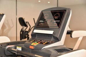 Ein Laufband mit digitaler Anzeige und Bedienfeld.