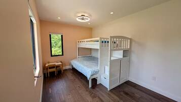 3 bedrooms, desk, iron/ironing board, free WiFi