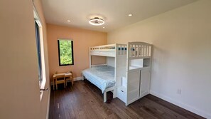 3 bedrooms, desk, iron/ironing board, free WiFi