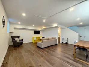 Smart TV, books, computer monitors, printers - Modern Home on 36 Private Acres | Dark Skies & Stargazing | Rideau Lakes (Elgin)