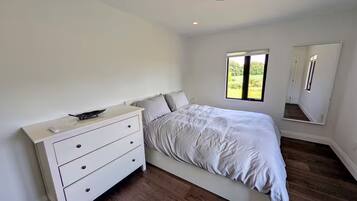 3 bedrooms, desk, iron/ironing board, free WiFi