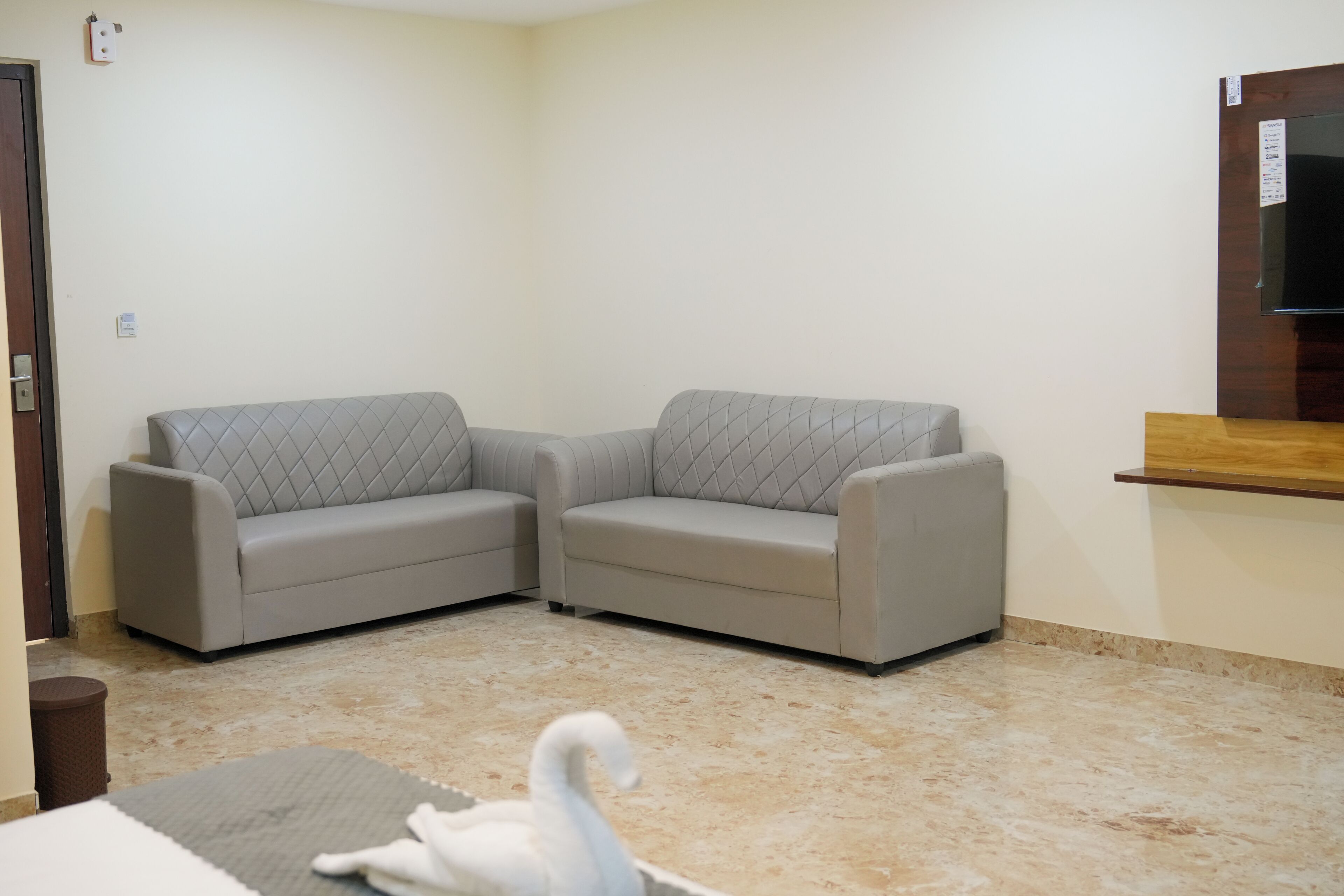 Suite de luxe, vistes a la ciutat | Caixa forta a l'habitació i escriptori 