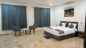 Luxury Double Room, City View | Peti besi dalam bilik, meja, ruang kerja komputer riba