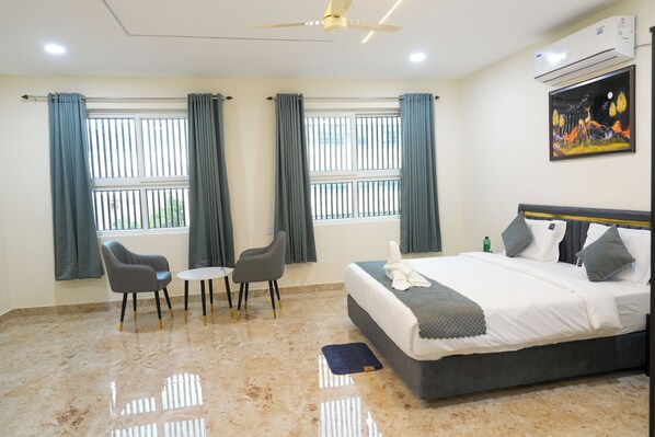 Chambre Double Luxe, vue ville | Coffres-forts dans les chambres, bureau