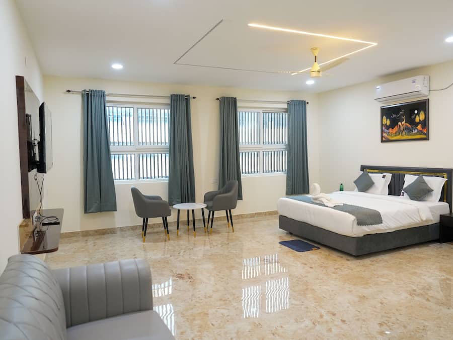 Luxe suite, uitzicht op stad | Een kluis op de kamer, een bureau, een laptopwerkplek