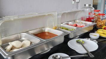 Se ofrece un desayuno típico de la región (250 INR por persona)