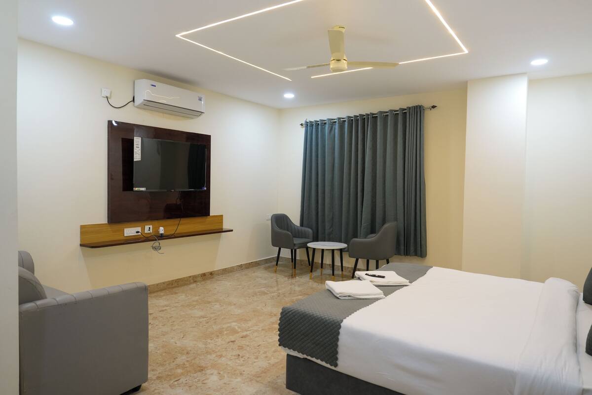 Luxury Suite, City View | In-room safe, desk, laptop workspace, blackout curtains