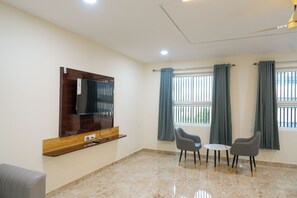 Chambre Double Luxe, vue ville | Coffres-forts dans les chambres, bureau