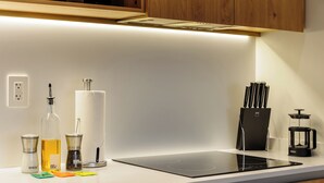 Apartemen | Dapur pribadi | Ketel listrik dan peralatan masak/sendok-piring
