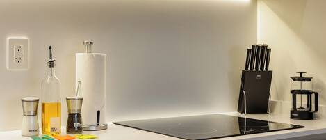 Departamento | Cocina privada | Tetera eléctrica y utensilios de cocina