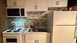 ثلاجة، ميكروويف، فرن، موقد طهي مسطح