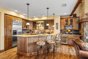 Kjøleskap, mikrobølgeovn, ovn og brødrister