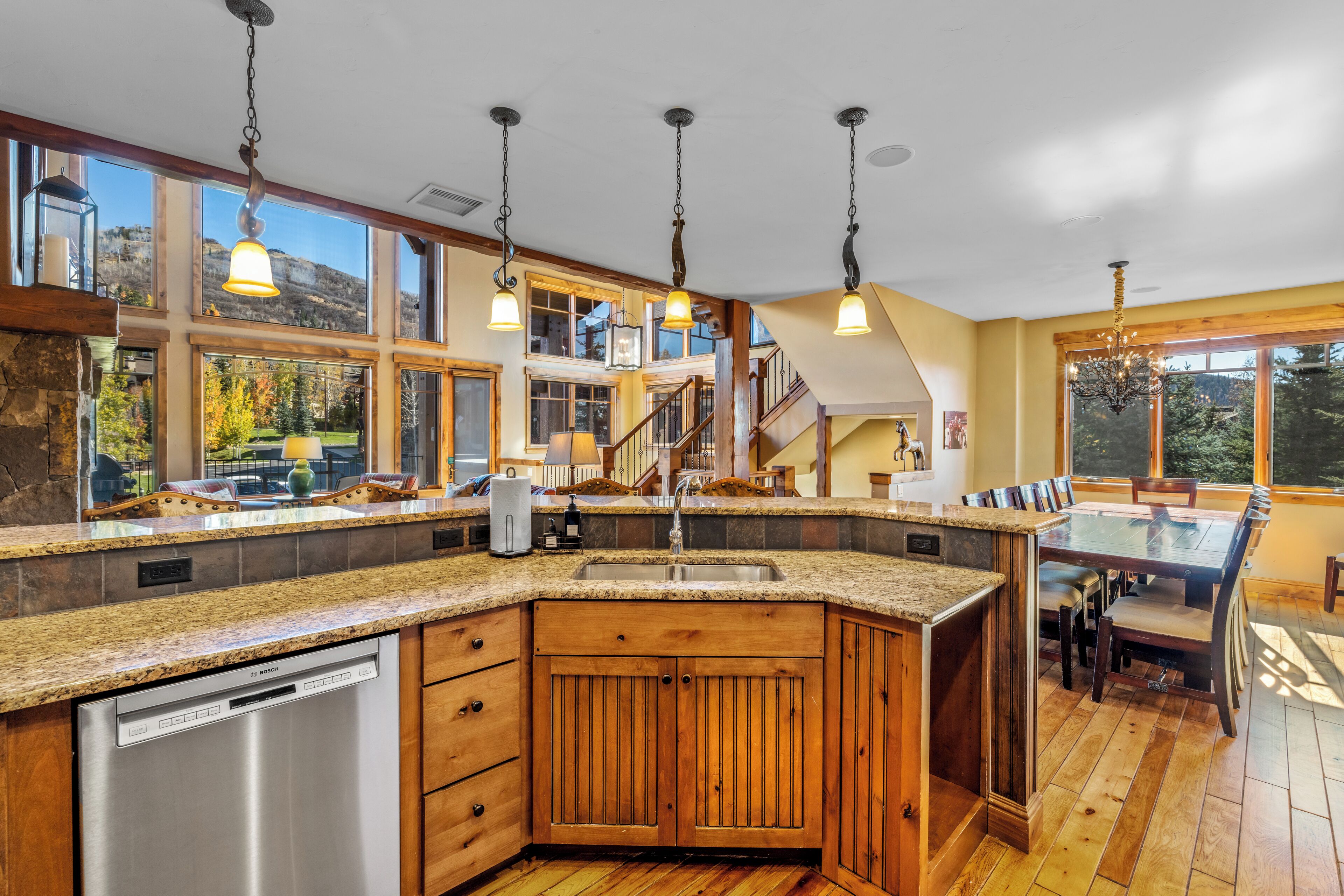 Een koelkast, een magnetron, een oven, een broodrooster