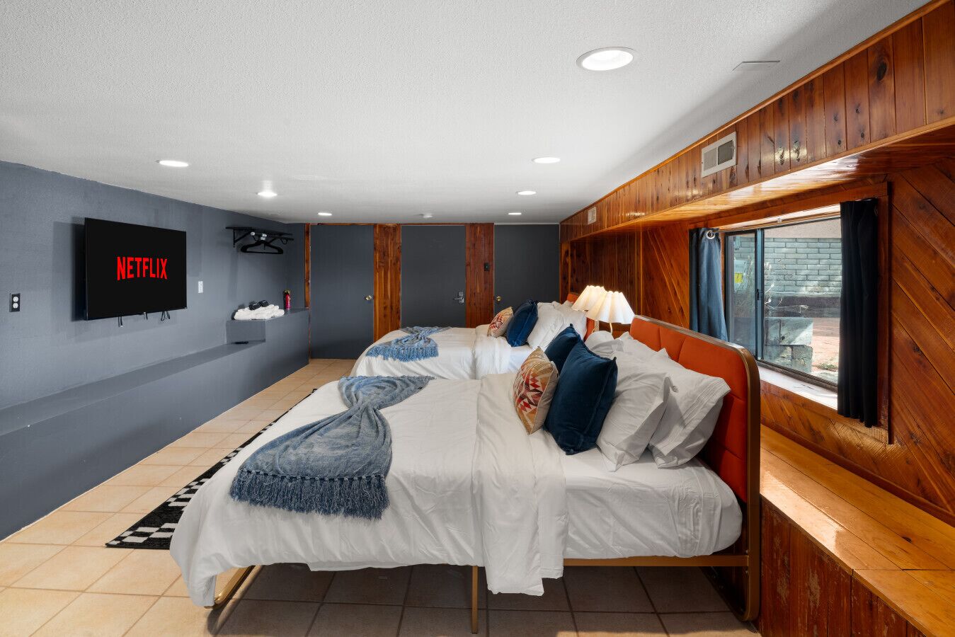 4 عدّة غرف نوم ومكتب ومكواة/لوح كي وسرير سفر