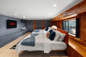 4 sovrum, skrivbord, strykjärn/strykbräda och resesäng