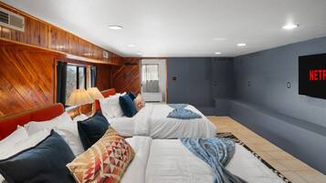 4 makuuhuonetta, työpöytä, silitysrauta/-lauta, vauvan matkasänky