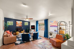 TV, caminetto, libri, impianto stereo