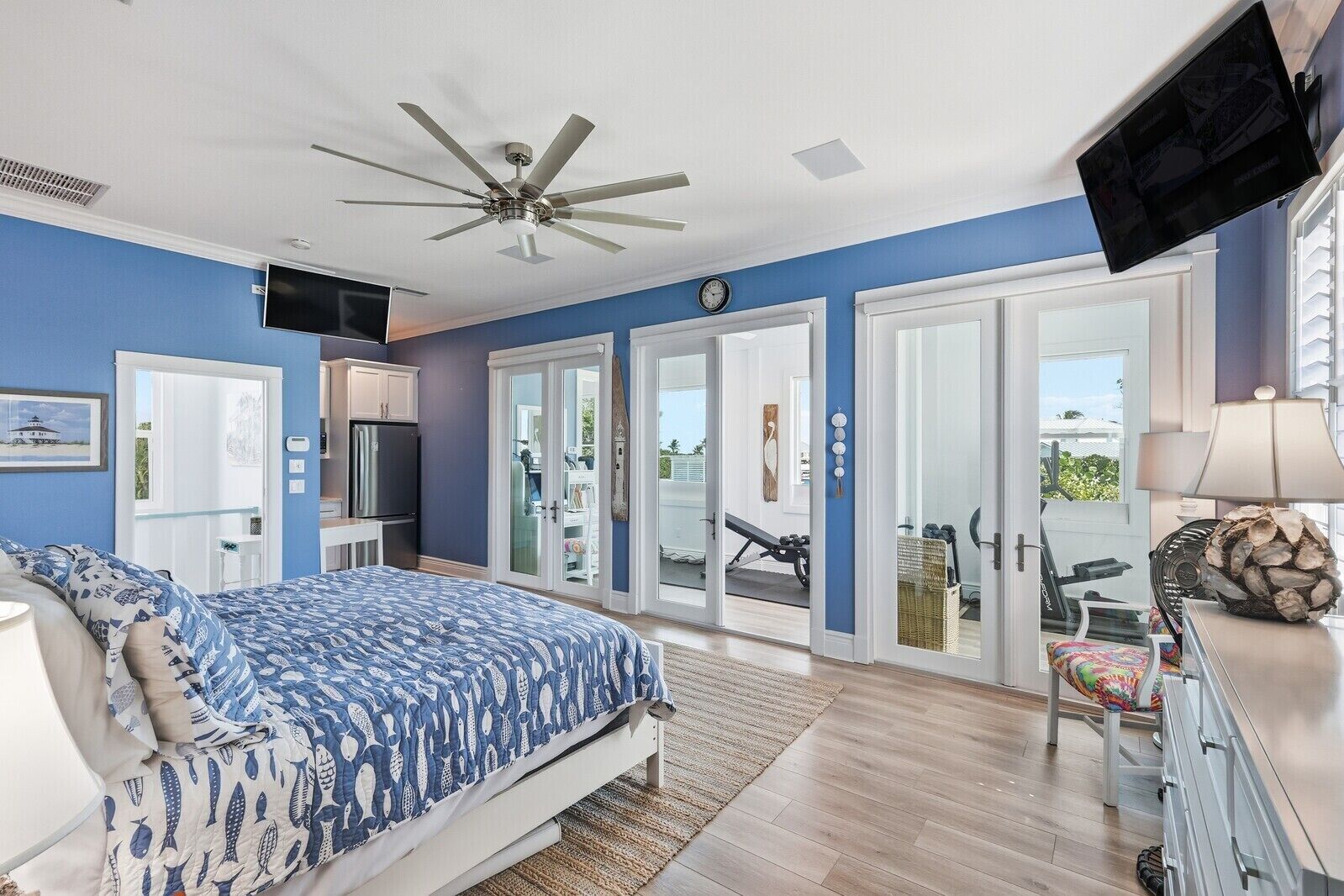 6 slaapkamers, een strijkplank/strijkijzer, internet