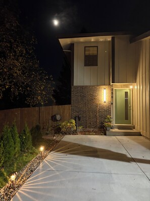 Exterior detail - The Cozy Nest (Englewood)