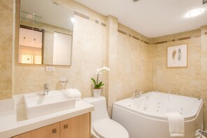 Towels, soap, toilet paper - Esmeralda Shelter - Jacuzzi (Cuenca)