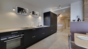 Fridge, microwave, dishwasher, cookware/dishes/utensils - Apartment Le Mazot (Montvalezan)