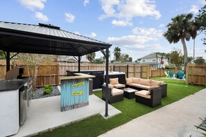 Terrace/patio - Gorgeous 4 Bed 3 Bath just 7 blocks from the ocean. Backyard oasis with 14ft spa (Jacksonville Beach)