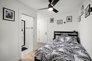 4 bedrooms, free WiFi, bed sheets - Gorgeous 4 Bed 3 Bath just 7 blocks from the ocean. Backyard oasis with 14ft spa (Jacksonville Beach)