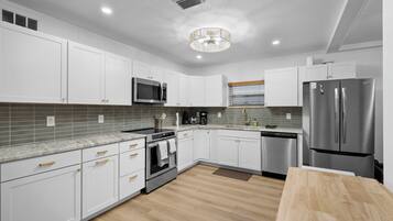 Refrigerador, microondas, horno y parrilla de estufa