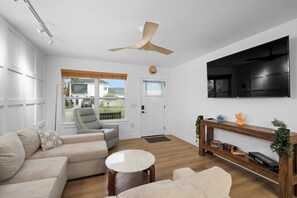 Smart TV - Gorgeous 4 Bed 3 Bath just 7 blocks from the ocean. Backyard oasis with 14ft spa (Jacksonville Beach)