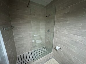 Een douche, een haardroger, handdoeken, zeep