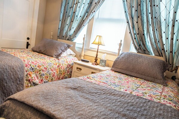 1 quarto, ferros/tábuas de passar roupa, roupa de cama