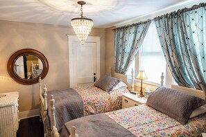 1 quarto, ferros/tábuas de passar roupa, roupa de cama