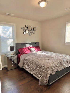 2 bedrooms, desk, WiFi