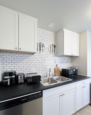 Mikrobølgeovn, ovn, kokeplater og oppvaskmaskin