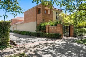 Exterior - Modern, Stylish Townhouse in Turner – Walk to Cafés, Parks & Canberra City (Turner)