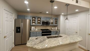 Mikrobølgeovn, ovn, kokeplater og oppvaskmaskin